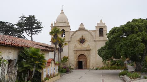 Kalifornien-Carmel-Mission-San-Carlos-Grauer-Himmellos