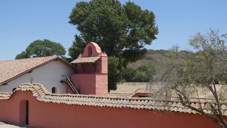 Kalifornien-Lompoc-Mission-La-Purisima-Concepcion-Glockenturm-über-Friedhof