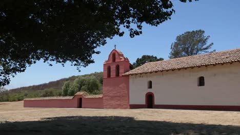 Kalifornien-Lompoc-Mission-La-Purisima-Soberanes-Glockenturm-Unter-Baum