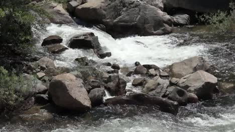 Kalifornien-Merced-River-Stromschnellen-Und-Felsen