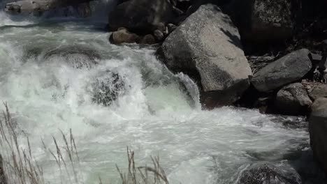 California-Merced-Río-Rapids-Sobre-Rocas