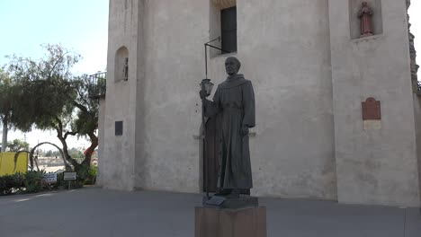 Misión-De-California-San-Gabriel-Arcángel-Junipero-Serra-Estatua