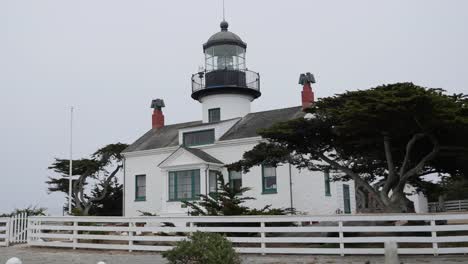 Punta-De-La-Península-De-Monterey-California-Pinos-Faro-Frente