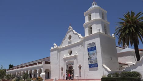 California-Oceanside-Mission-Columnata-De-San-Luis-Rey-De-Francia-Personas-En-La-Entrada