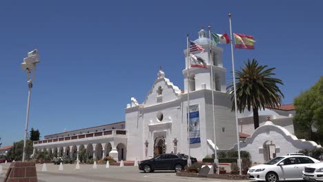 California-Oceanside-Mission-San-Luis-Rey-De-Francia-Frente-Con-Autos