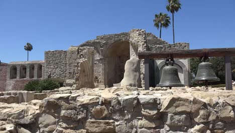 Kalifornien-San-Juan-Capistrano-Mission-Basilika-Ruinen-Glocken-Palm