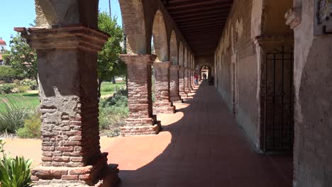 California-San-Juan-Capistrano-Mission-Colonnade