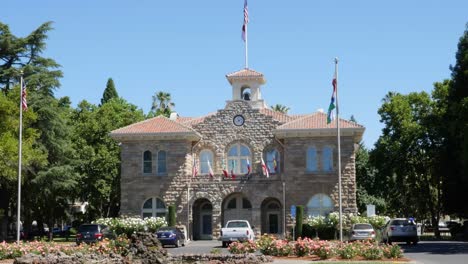 Kalifornien-Sonoma-Rathaus-Flaggen-Geparkte-Autos