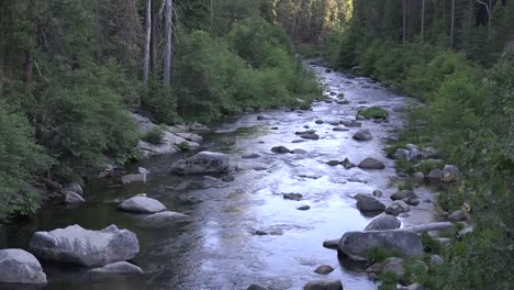 Kalifornien-Stanislaus-River-In-Calaveras-County