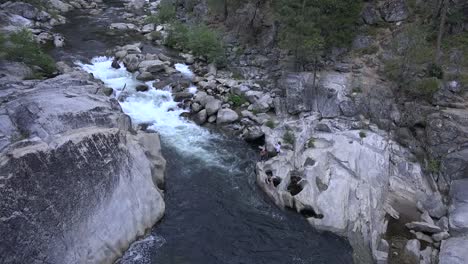 Kalifornien-Stanislaus-River-Mit-Teenagern-Auf-Felsen