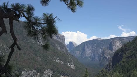 California-Yosemite-Se-Enfoca-En-La-Nube-Sobre-Media-Cúpula