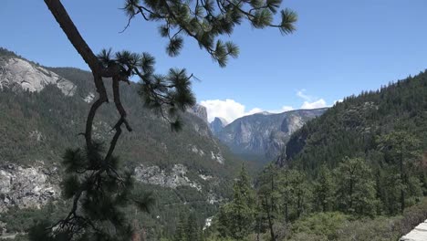 Kalifornien-Yosemite-Zoomt-Aus-Der-Wolke-über-Die-Halbe-Kuppel