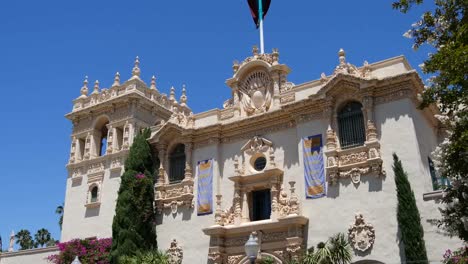 Entrada-Del-Elegante-Edificio-De-California-Con-Decoraciones-Talladas-En-Piedra