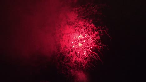 Kalifornisches-Feuerwerk-Platzt-Am-Nachthimmel