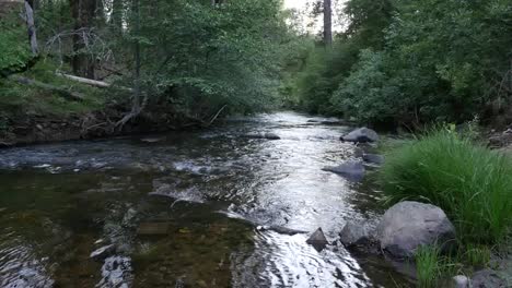 Kalifornien-Kräuselt-Sich-Im-Fluss