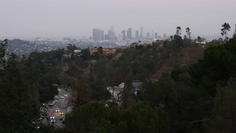 Kalifornien-Skyline-Bäume-Im-Park-Mit-Straße-Und-Skyline