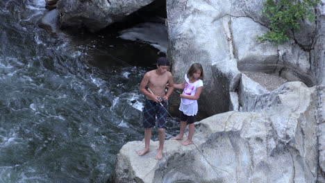 Adolescentes-De-California-Pescando-En-El-Río