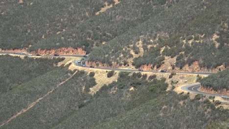 Kalifornien-Verkehr-Auf-Kurvenreicher-Straße-Im-Vorgebirge