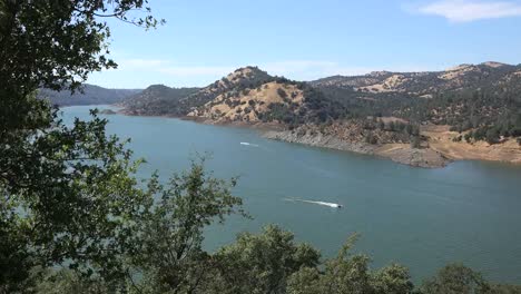 California-Dos-Barcos-En-El-Lago-Don-Pedro