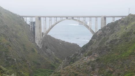 California-Big-Sur-Bixby-Bridge-En-Las-Nubes-Con-El-Viejo-Camino-De-La-Costa-Alejar