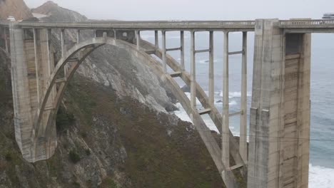Kalifornien-Big-Sur-Bixby-Bridge-Mit-Autos-Pan