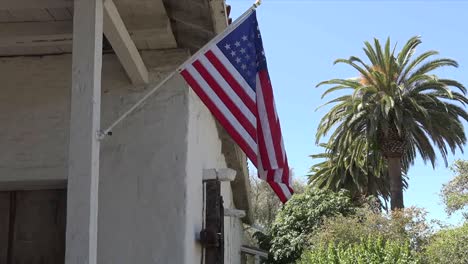 California-Fremont-Mission-San-Jose-Edificio-Con-Inclinación-Y-Zoom-De-La-Bandera