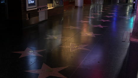 Placas-Del-Nombre-Del-Bulevar-De-Hollywood-California-Iluminadas-Por-Las-Luces-De-La-Ciudad-Por-La-Noche