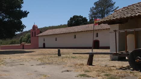 Kalifornien-Lompoc-Kalifornien-Mission-La-Purisima-Concepcion-Wagen-Und-Baum-Mit-Glockenturmpfanne