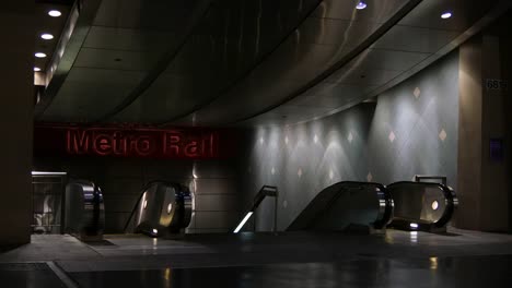 Kalifornien-Los-Angeles-U-Bahn-Eingang-Mit-Aufzug-In-Der-Nacht