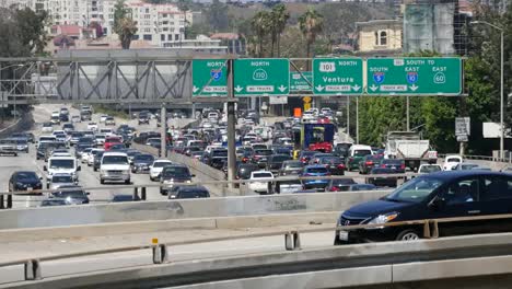 California-Concurrida-Autopista-De-Los-Ángeles-Moviéndose-Hacia-La-Cámara