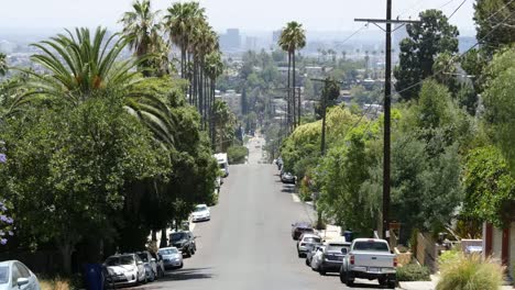 California-Los-Angeles-Cars-Estacionados-A-Lo-Largo-De-La-Calle-Montañosa