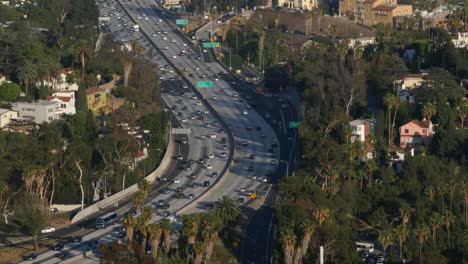 Tiro-De-ángulo-Alto-De-California-Los-Ángeles-De-Carretera,-árboles-Y-Casas-Aledañas