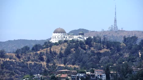 Kalifornien-Los-Angeles-Hill-Mit-Bäumen,-Aussichtskuppel-Und-Funkturm