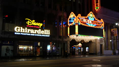 California-Los-Angeles-Theatre-Junto-A-La-Tienda-De-Dulces-En-La-Noche