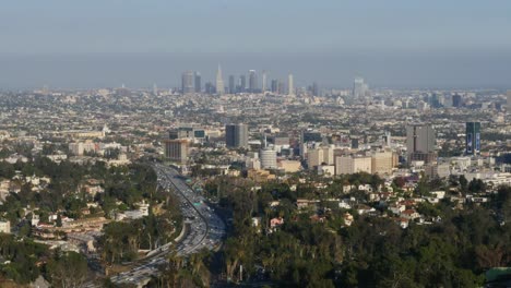 California-Los-Ángeles-Vista-De-La-Ciudad,-Los-árboles-Y-Los-Edificios-Altos-En-La-Distancia