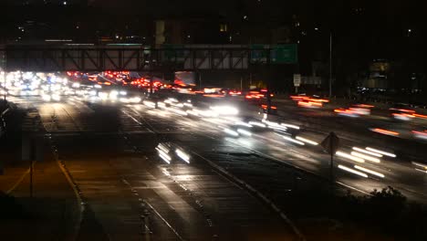 Coches-De-California-Bajando-Por-Un-Camino-En-El-Lapso-Nocturno