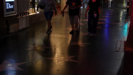 Kalifornien-Leute,-Die-Nachts-über-Namenstafeln-Auf-Dem-Hollywood-Boulevard-Gehen