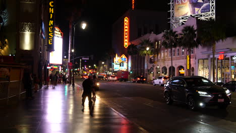 Los-Turistas-De-California-Toman-Fotos-De-Sus-Amigos-En-Hollywood-Boulevard-Por-La-Noche