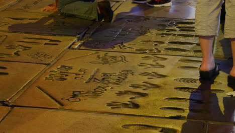 Los-Angeles-Hollywood-Walk-Of-Fame-Mit-Handabdrücken-In-Beton-Bei-Nacht