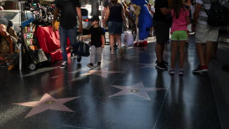 Los-Angeles-Hollywood-Fußgänger-Gehen-Auf-Dem-Walk-Of-Fame