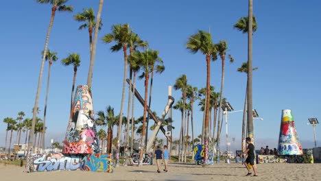Los-Angeles-Venice-Beach-Park-Mit-Palmen-Kunst-Und-Graffiti-Weitsicht