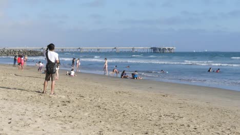 Los-Angeles-Venice-Beach-Besucher-Mit-Pier-Im-Hintergrund