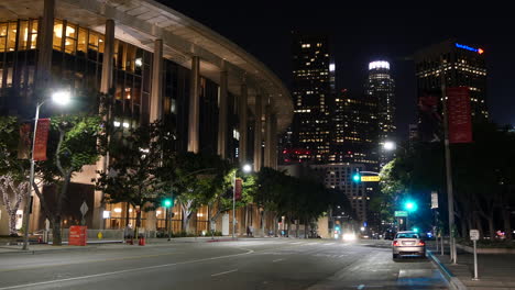 Edificio-Cívico-De-Los-Angeles-Y-Autos-En-La-Carretera-Por-La-Noche