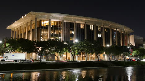 Edificio-Cívico-De-Los-Angeles-Y-Estanque-En-El-Lapso-Nocturno