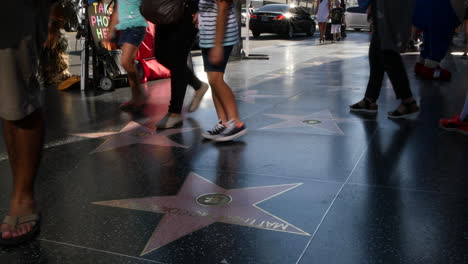 Los-Pies-Y-Las-Estrellas-De-Los-Angeles-En-El-Paseo-De-La-Fama-De-Hollywood