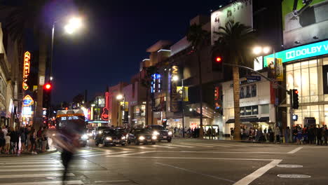 Los-Ángeles-Se-Enciende-Y-La-Gente-Cruza-La-Calle-En-Hollywood