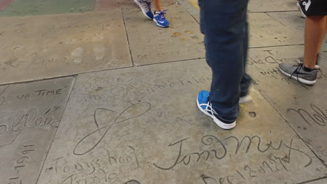 Los-Angeles-Unterschriften-Im-Hollywood-Walk-Of-Fame-Zu-Den-Füßen-Der-Leute-People