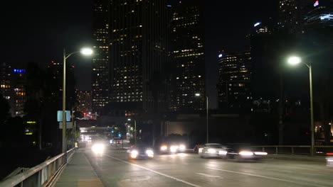 Los-Angeles-Wolkenkratzer-Lichter-Und-Verkehr-Bei-Nacht