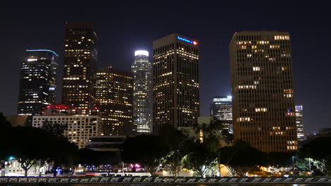 Rascacielos-De-Los-Angeles-En-La-Noche-Con-Luces-De-Lapso-De-Tiempo-De-Coches