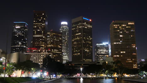 Los-Angeles-Wolkenkratzer-Bei-Nacht-Mit-Lichter-Zeitraffer